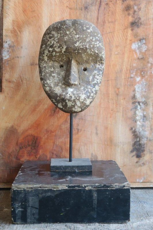 PRIMITIVE MASK ON STAND 45 CM