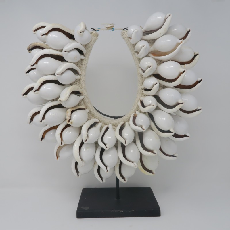 SHELL NECKLACE ON STAND - DECOR OBJECTS